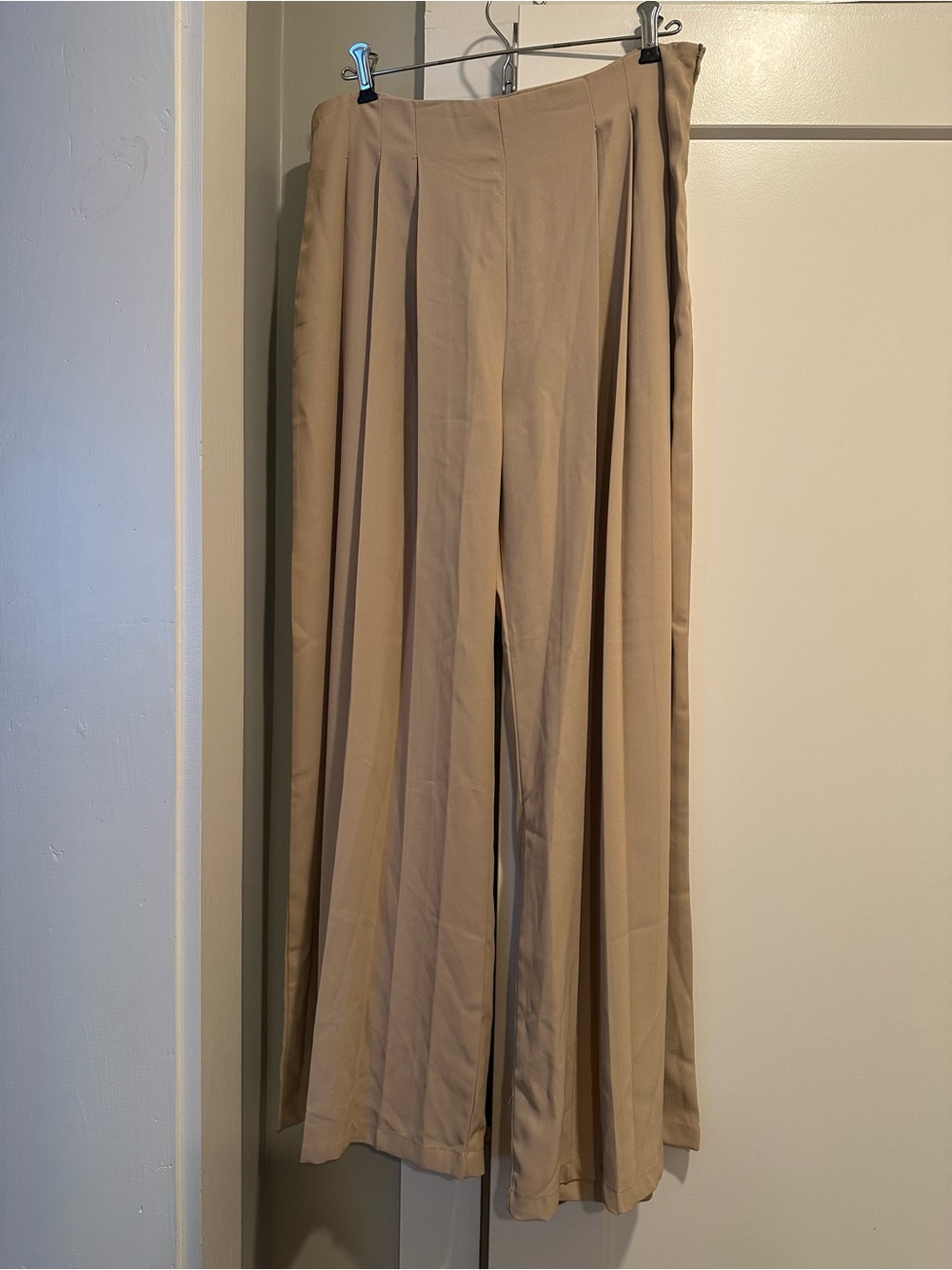 UUE Wide Leg Pleated Trousers in Beige